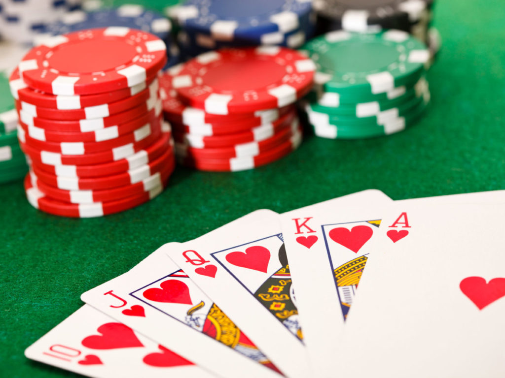 poker-chips-and-a-poker-hand-on-a-green-felt-table