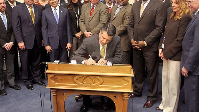 Governor Brian Sandoval signs AB 113 online poker bill in Nevada