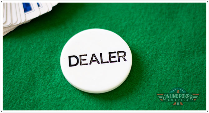 Gambar tombol dealer dan kartu poker di atas kain hijau