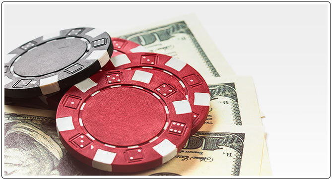Gambar chip poker dan uang tunai di atas meja